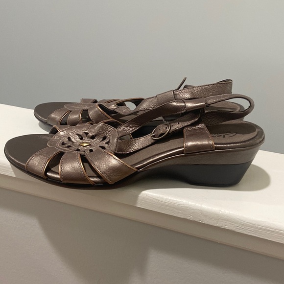 CLARKS Bendables Leather Wedge Sandals Bronze color Women's Size 11m EUC - Picture 11 of 17